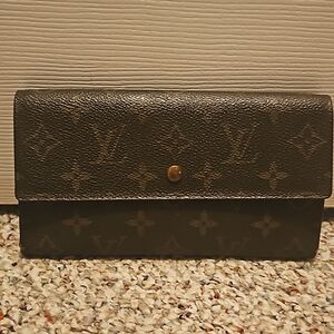 LV MONOGRAM INTERNATIONAL WALLET